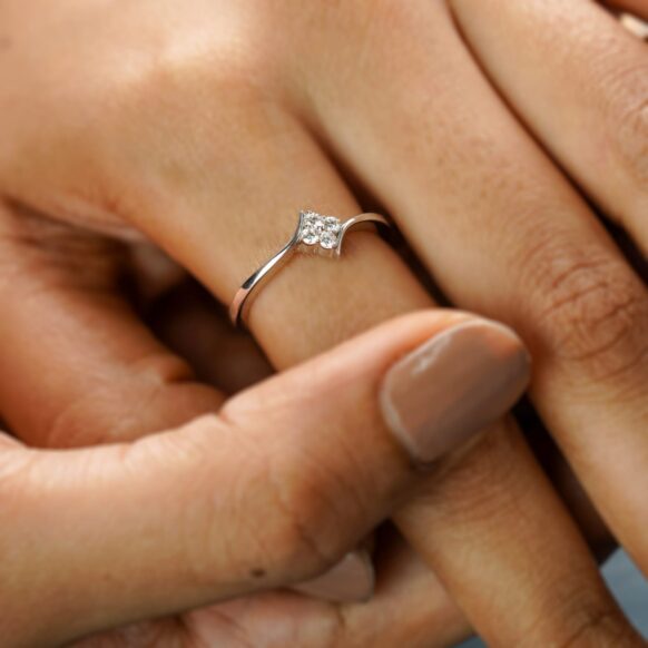 highlights the four-diamond floral cluster and silver band - Image 3