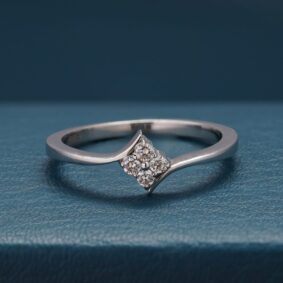 highlights the four-diamond floral cluster and silver band